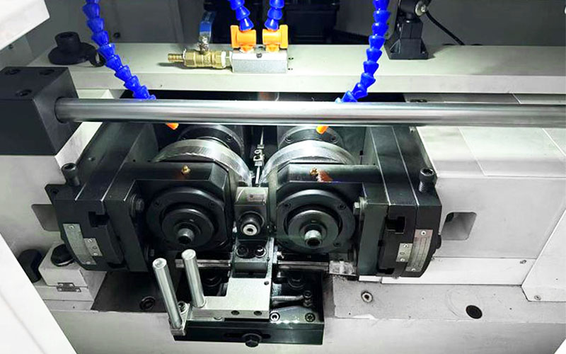 Wat zijn de voorzorgsmaatregelen bij het gebruik van hydraulische draadrolmachines?